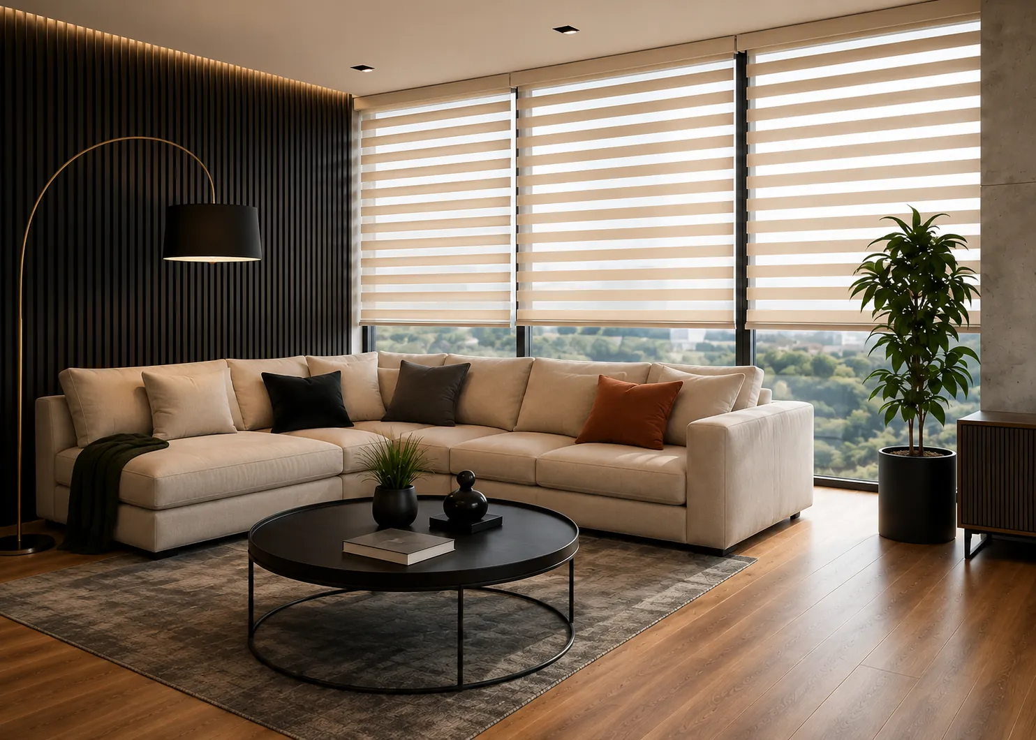 Interior contemporáneo con persianas modernas y piso de madera
