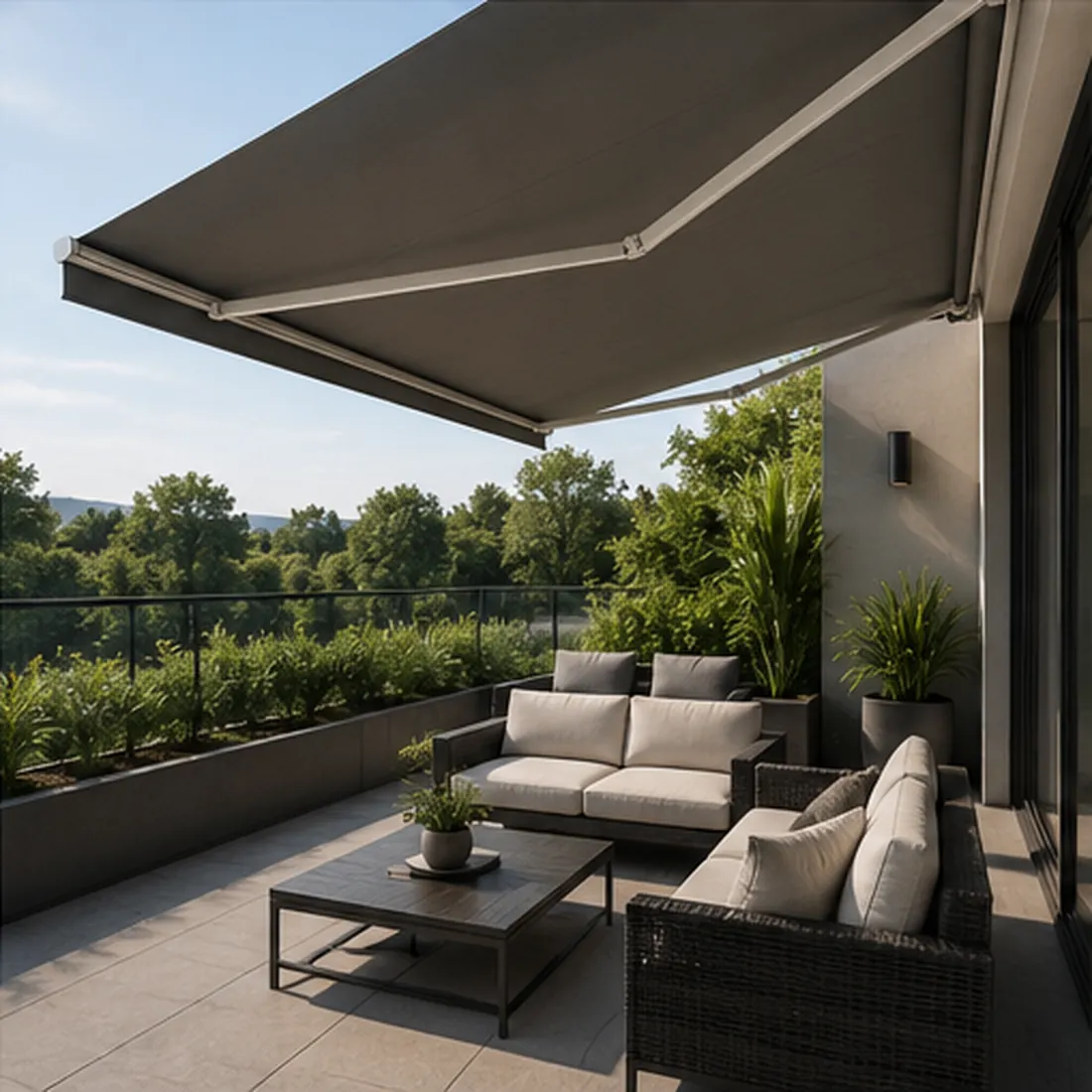 Terraza moderna con toldo para protección solar