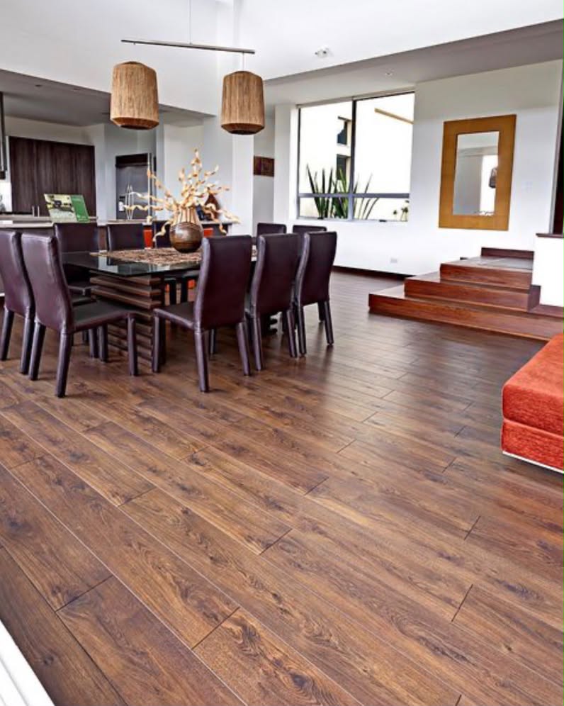 Pisos laminados con acabado tipo madera para interiores